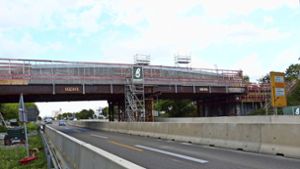 Der Unterbau der neuen Hedelfinger Brücke wird abmontiert. Foto: Alexander Müller