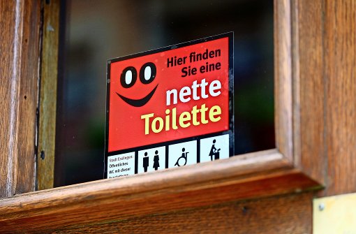 Auch  in Esslingen gibt es    die Aktion „nette Toilette“.  Ein  Aufkleber mit Smiley an Geschäften oder Restaurants signalisiert: Hier darf das WC kostenlos benutzt werden. Foto: Horst Rudel