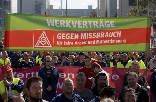 Werkverträge sind – wie hier auf einer Demonstration im September 2015 vor dem Werk Sindelfingen kundgetan – ein ewiger Streitpunkt bei Daimler. Foto: dpa