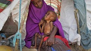Eine Somalierin versucht in Mogadischu, ihr hungerndes Kleinkind zu trösten. Foto: dpa