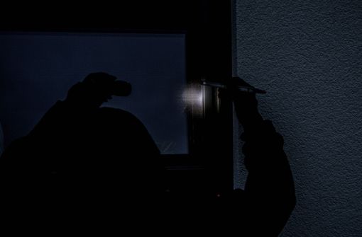 Die Täter hebelten in der Nacht zum Sonntag ein Zimmerfenster im Erdgeschoss des Hauses auf (Symbolfoto). Foto: imago images/Fotostand/Fotostand / K. Schmitt via www.imago-images.de