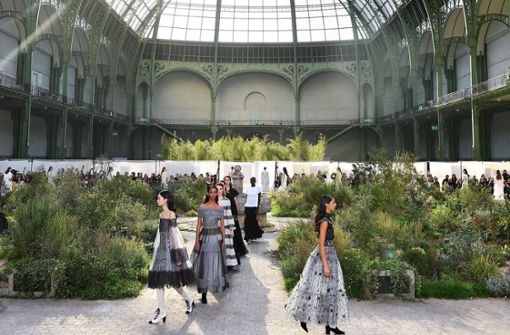 Neue Schlichtheit bei Channel. Ein Jahr nach dem Tode von Modezar Karl Lagerfeld ist die Schau des Modehauses in Paris sehr einfach gehalten. Foto: AFP/CHRISTOPHE ARCHAMBAULT