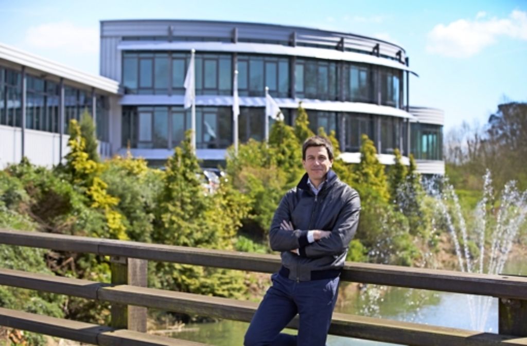 Motorsportchef Toto Wolff vor seinem Arbeitsplatz in Brackley – sein Büro befindet sich im ersten Stock.