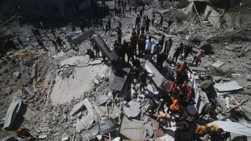 Palästinenser inspizieren die Überreste eines Wohnhauses in Rafah, das bei einem israelischen Angriff zerstört wurde. Foto: Hatem Ali/AP/dpa