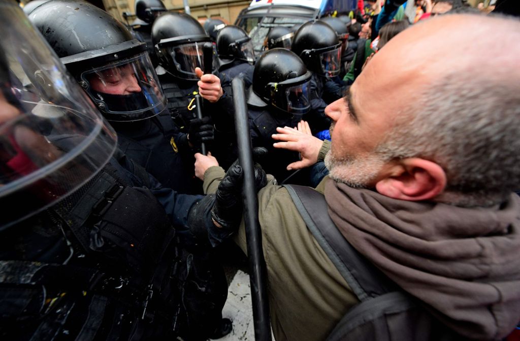 Während der Proteste gegen die Festnahme des katalanischen Ex-Regionalpräsidenten Carles Puigdemont...