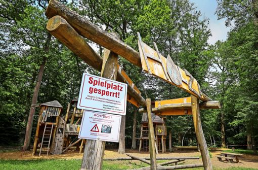 Spielen verboten: der beliebte Spielplatz Holzi im Sindelfinger Stadtteil Eichholz darf im Moment wegen des Eichenprozessionsspinners nicht betreten werden. Foto: factum/Weise