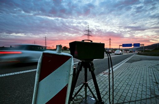 Die Autobahn 8 bei Leonberg im Morgenrot: Hier wurde auch beim Blitzmarathon gerast wie immer Foto: Leif Piechowski