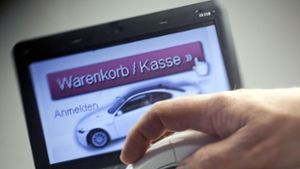 Die 47-Jährige wollte den Mietwagen im Internet verkaufen (Symbolbild). Foto: dpa/Frank Rumpenhorst