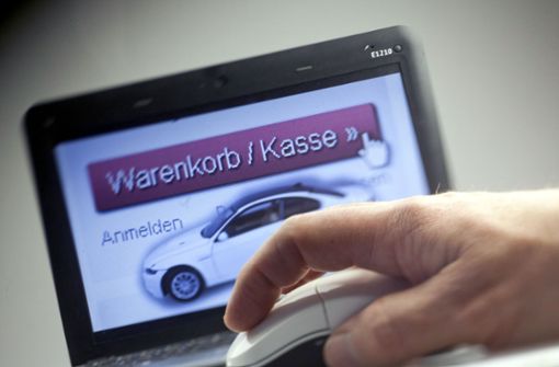 Die 47-Jährige wollte den Mietwagen im Internet verkaufen (Symbolbild). Foto: dpa/Frank Rumpenhorst