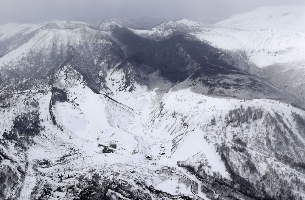 Asche des Vulkans Mount Kusatsu Shirane liegt am Dienstag neben dem Gipfel des Berges in der Nähe eines Skigebiets.