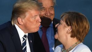 Das Netz lacht über Trump-Schmatzer für Merkel