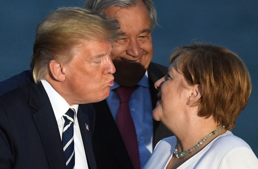 Merkel und Trump begrüßten sich beim Shooting des G7-„Familienfotos“ mit einem Küsschen.