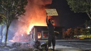Proteste in Atlanta eskalieren – Schnellrestaurant brennt
