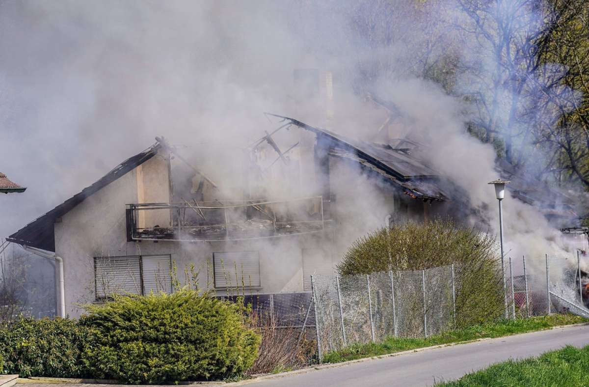 Das Haus in Boxberg brennt kurz nach dem Einsatz.