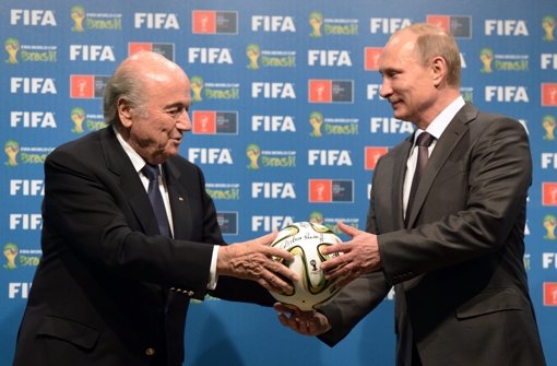 Fifa-Boss Joseph Blatter (links) mit dem russischen Präsidenten Wladimir Putin. Foto: Ria Novosti / KREMLIN POOL / dpa