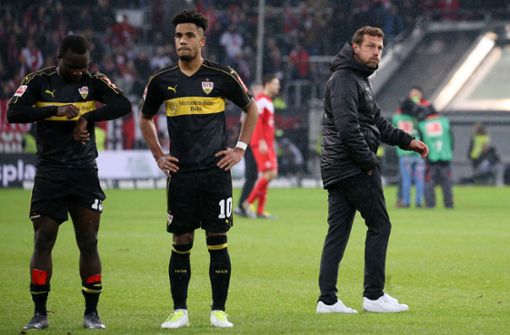 Ratlose Spieler, ratloser Trainer: Der VfB Stuttgart hat beim 0:3 in Düsseldorf maßlos enttäuscht. Foto: Baumann