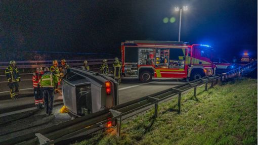 Bei einem Unfall auf der A8 bei Kirchheim hat sich ein Auto überschlagen. Foto: 7aktuell