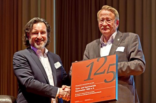 Auch Wolfgang Drexler (rechts), der Präsident des Schwäbischen Turnerbundes, ist gekommen, um dem TSV-Vorsitzenden Matthias Schneider und dem gesamten Verein zum 125-Jahr-Jubiläum zu gratulieren. Foto: Thomas Krämer