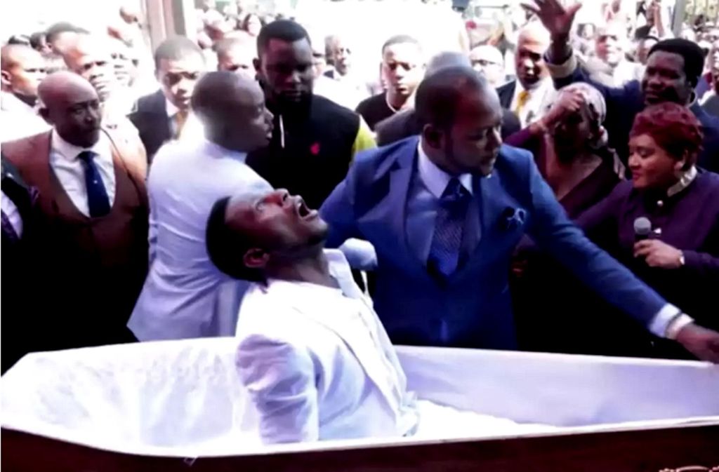 Der angeblich in Johannesburg wiederauferstandene Eliot (im Sarg) mit Pastor Alph Lukau: Szenen wie diese sind im Internet zu sehen. Foto:  