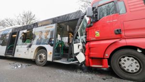 In Biberach sind ein Bus und ein Lastwagen frontal kollidiert. Foto: dpa/Thomas Warnack