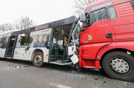 In Biberach sind ein Bus und ein Lastwagen frontal kollidiert. Foto: dpa/Thomas Warnack