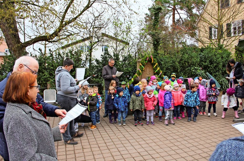 Erst sangen die Kinder der Kita Kameralamtsstraße ein Liedchen von Rolf Zuckowski, dann stimmten die Erwachsenen Friedrich Silchers „Heimliche Liebe“ an. Foto: Chris Lederer