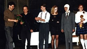 Markus Gürne (weißes Hemd mit Hosenträgern) mit der Theater-AG nach einer Aufführung Foto: privat
