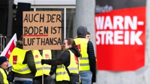 Verdi-Mitglieder vom Lufthansa-Bodenpersonal bei einer Protestveranstaltung am Frankfurter Flughafen Foto: dpa/Boris Roessler