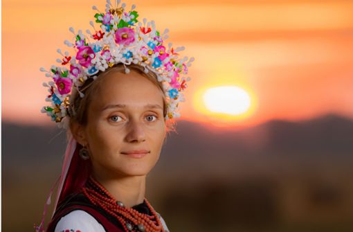 Olena Afanasenko stellt  mit Kolleginnen nach alter Tradition   ukrainische Haarkränze, wie auf diesem Foto her. Foto: 380979468003/Androshchuk Pavlo