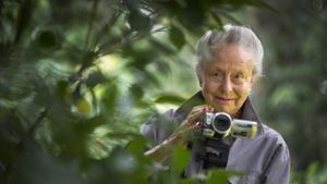 Achtung Kamera! Ursula Sixt ist in Berglen selten ohne sie unterwegs. Foto: Frank Eppler