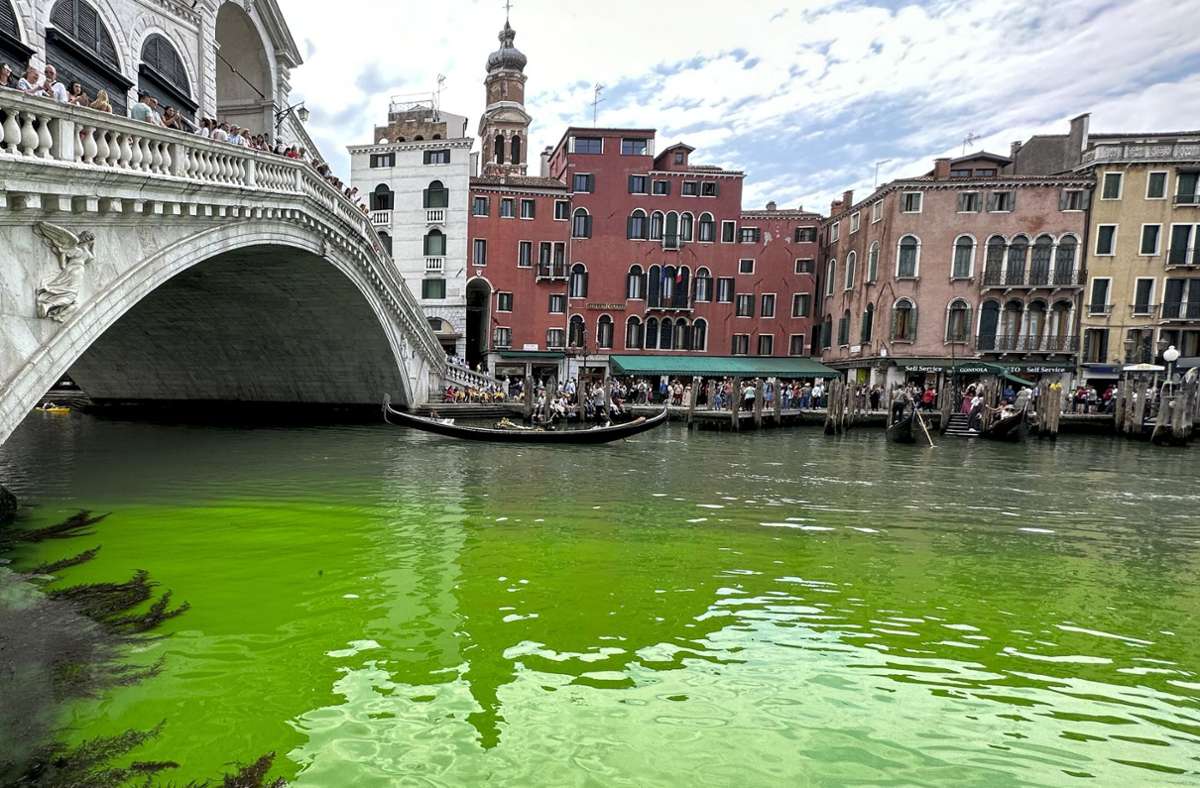 Am Sonntag leuchtete das Wasser in der Nähe der bekannten und bei Touristen beliebten Rialto-Brücke plötzlich grün.