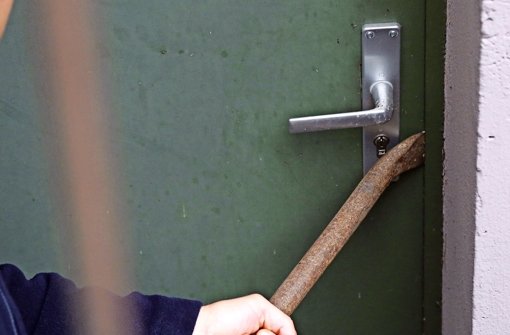 Die Polizei empfiehlt Hausbesitzern, Türen und Fenster mit einbruchshemmenden Sicherungen auszurüsten. Foto: Archiv Patricia Sigerist