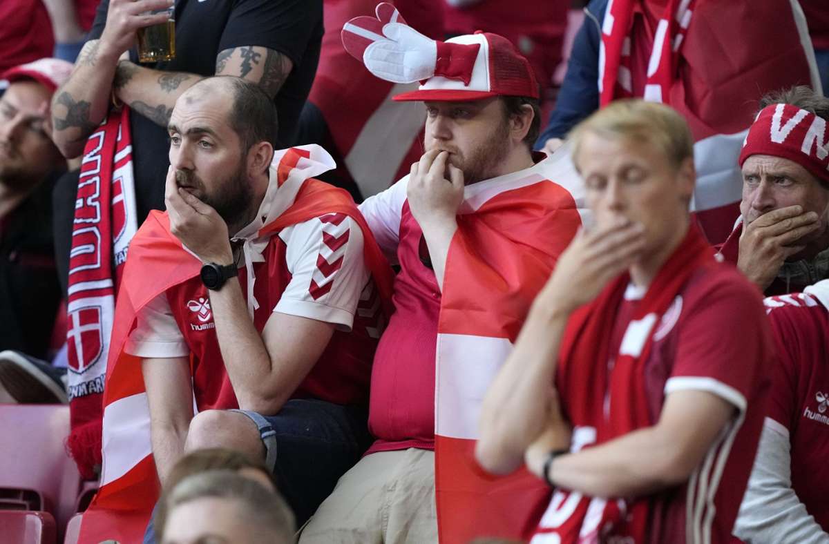 Die Fans im Stadion und an den TV-Geräten bangten um das Leben von Christian Eriksen. Foto: dpa/Martin Meissner