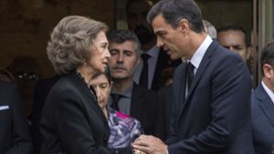 Spaniens frühere Königin Sofía und Premierminister Pedro Sanchez bei der Trauerfeier für Montserrat Caballé. Foto: AP