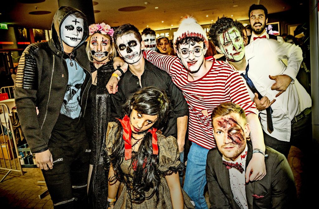 Gruselig rausgeputzt: Gäste im SI-Zentrum feiern Halloween in schaurigen Kostümen. Foto: Lichtgut/Julian Rettig