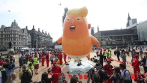 Die Proteste gegen den Besuch von US-Präsident Donald Trump in London haben am Freitag an Fahrt aufgenommen. Die Demonstranten ließen unter anderem einen großen Trump-Ballon fliegen. Foto: PA Wire