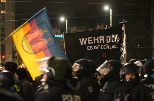 Zur dritten Legida-Demo in Leipzig sind rund 1500 Anhänger gekommen. Foto: dpa