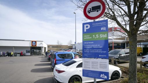 Auf einem Supermarktparkplatz in Weil der Stadt wurde die Parkdauer von einer auf eineinhalb Stunden erhöht. Foto: Simon Granville