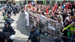 Bei Protesten gegen die Pegida-Demonstration in Stuttgart sind am Sonntag sechs Polizisten verletzt worden. Foto: dpa