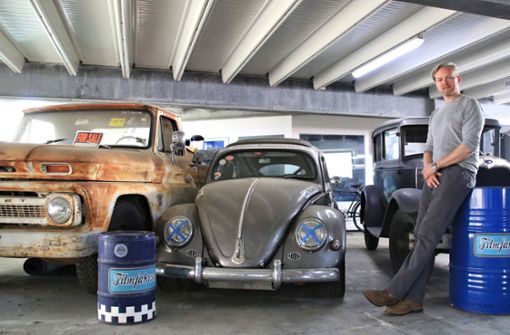 Sven Liedtke mit drei seiner Wagen: Er ist Inhaber der Verleihfirma Moviecars, die mehrere hundert Autos in Berlin lagert. Foto: Przybilla
