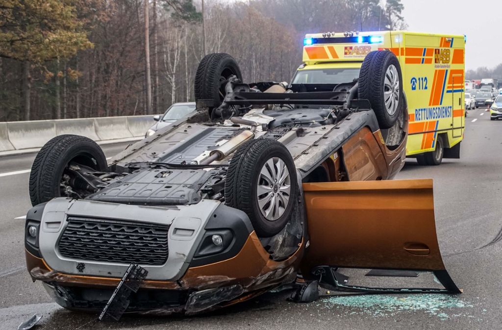 Spektakulärer Unfall auf der A8 Richtung Karlsruhe: Das Auto landete auf dem Dach, zwei Insassen wurden leicht verletzt.