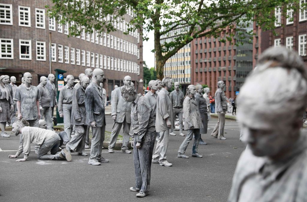 Mit der Performance „1000 Gestalten“ demonstriert ein Künstlerkollektiv gegen den G20-Gipfel.