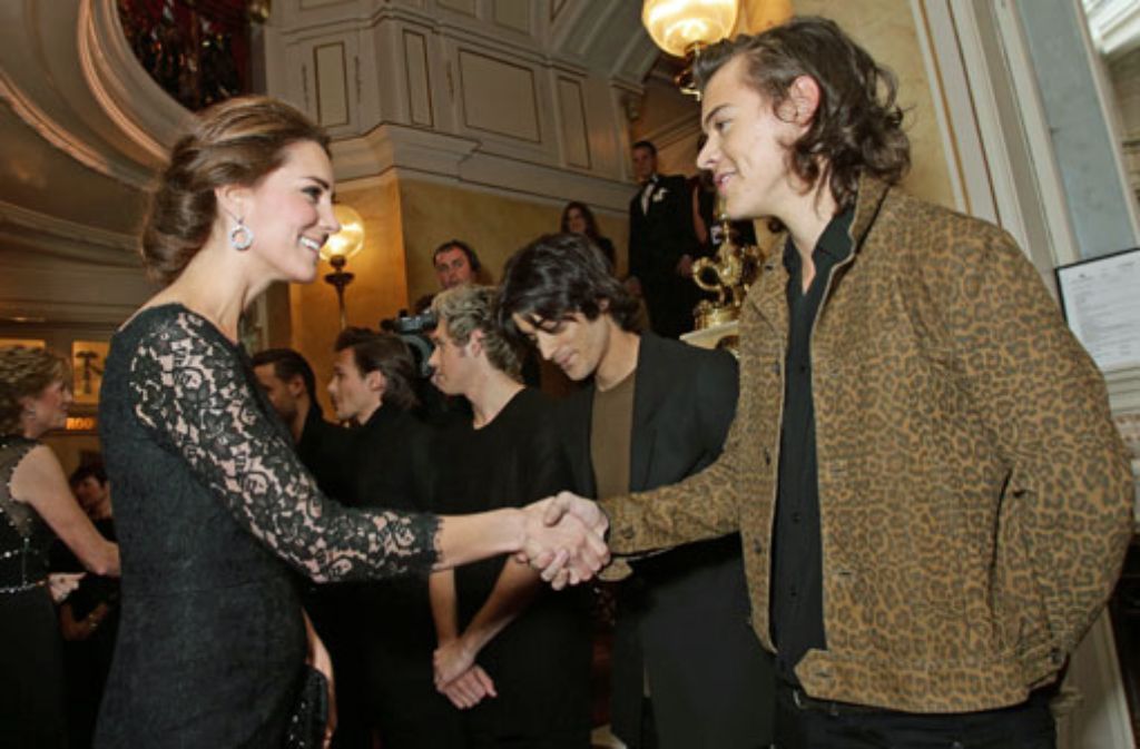 Herzogin Kate trifft bei der Royal Variety Performance in London Harry Styles und seine One Direction-Bandkollegen. Foto: Getty Images