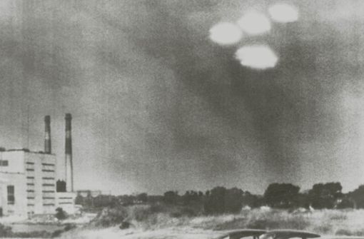 Vier in Formation fliegende „Objekte“ über der Stadt Salem im US-Bundesstaat Massachusetts sind von einem Kameramann der US-Küstenwache am 16. Juli 1952 um 9.35 Uhr aufgenommen worden. Foto: UPI/dpa/DB