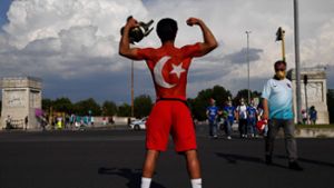 Demonstration der Stärke: Ein Türkei-Fan posiert in Rom. Foto: AFP/TIZIANA FABI