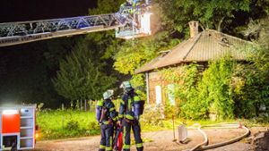 Am Samstagabend geriet ein Fachwerkhaus in der Stuttgarter Werastraße in Brand. Verletzt wurde niemand. Foto: www.7aktuell.de