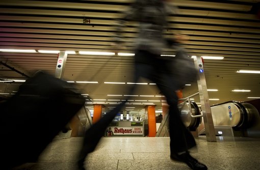 In der Klett-Passage in Stuttgart-Mitte ist eine 23 Jahre alte Frau von vier Unbekannten sexuell belästigt und ausgeraubt worden. Foto: Max Kovalenko