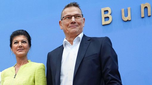 Sahra Wagenknecht als das Gesicht der künftigen Partei mit Ralph Suikat, dem Schatzmeister ihres Vereins BSW. Foto: imago/Bernd Elmenthaler