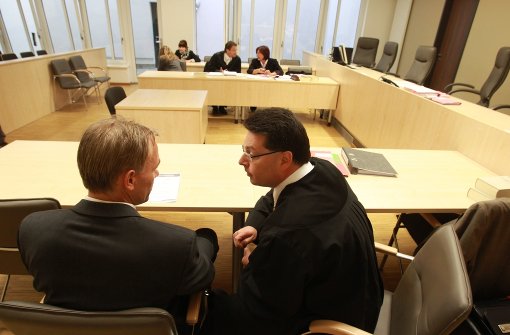 Der „Spanner-Zahnarzt“ mit seinem Anwalt 2013 vor Gericht in Gera Foto: dpa
