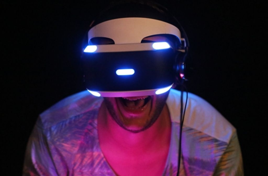 Ein Gamescom-Besucher testet eine neue Virtual-Reality-Brille des „Project Morpheus“ von Sony.